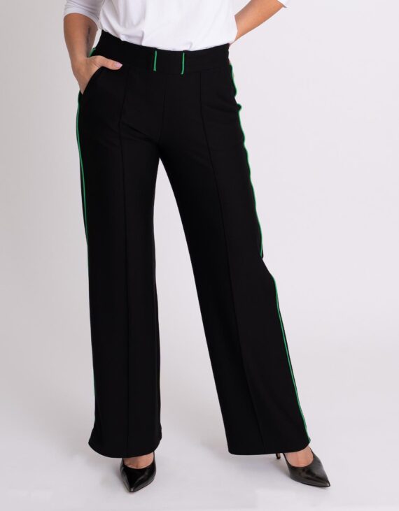 Fekete derékban körbegumis bő szárú nadrág oldalán zöld díszítéssel