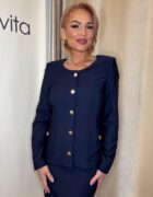 Sötétkék kerek nyakú gombos zsebes blézer "Flora Fantasia kollekció"