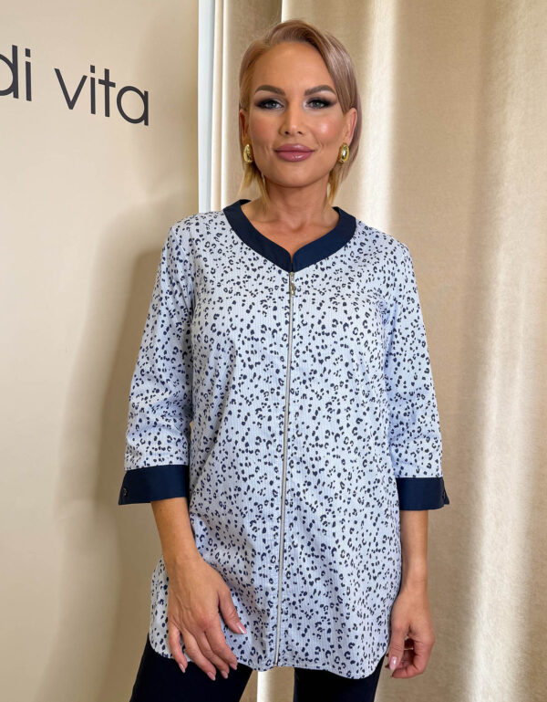 Világoskék-csíkos alapon sötétkék ocelot mintával nyomott elöl húzózáras blúz