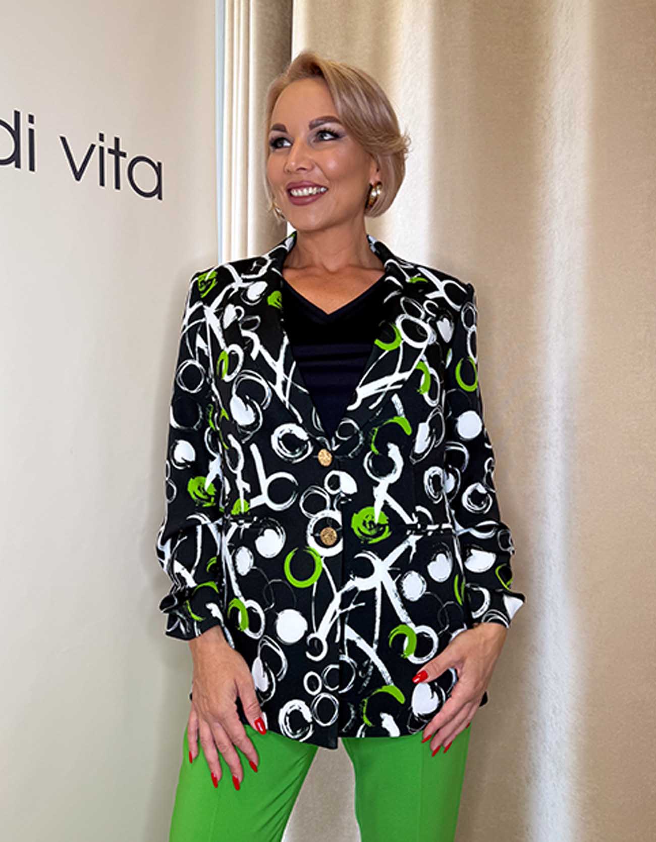 Zöld-fekete-fehér mintás gombos galléros blézer