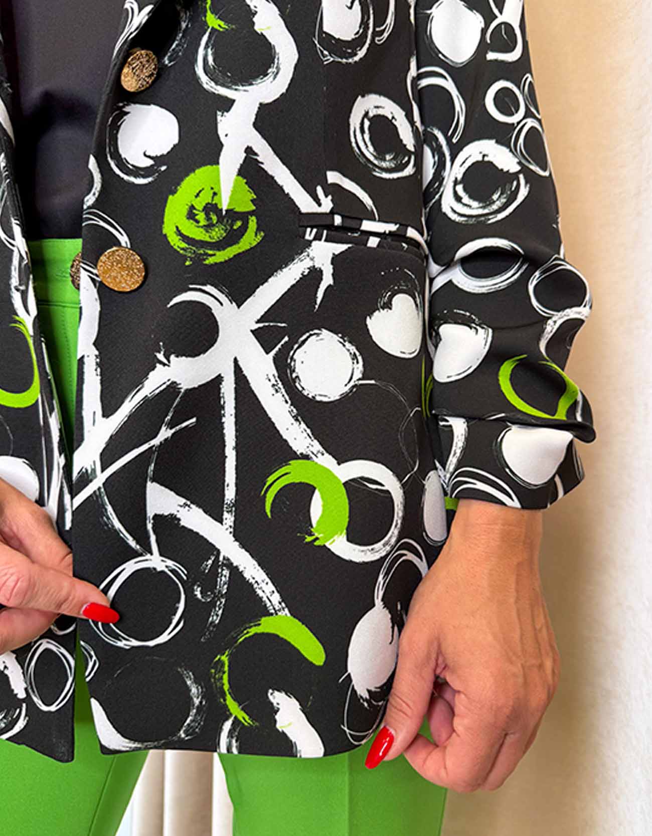 Zöld-fekete-fehér mintás gombos galléros blézer - Image 8